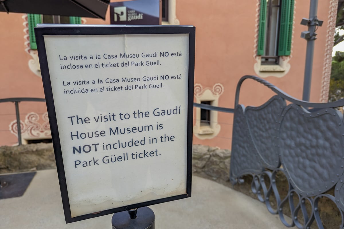 Panneau d'indication du billet spécial pour la Maison-musée de Gaudi
