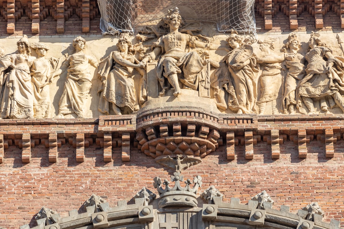 Détail de la façade de l'arc de triomphe de Barcelone