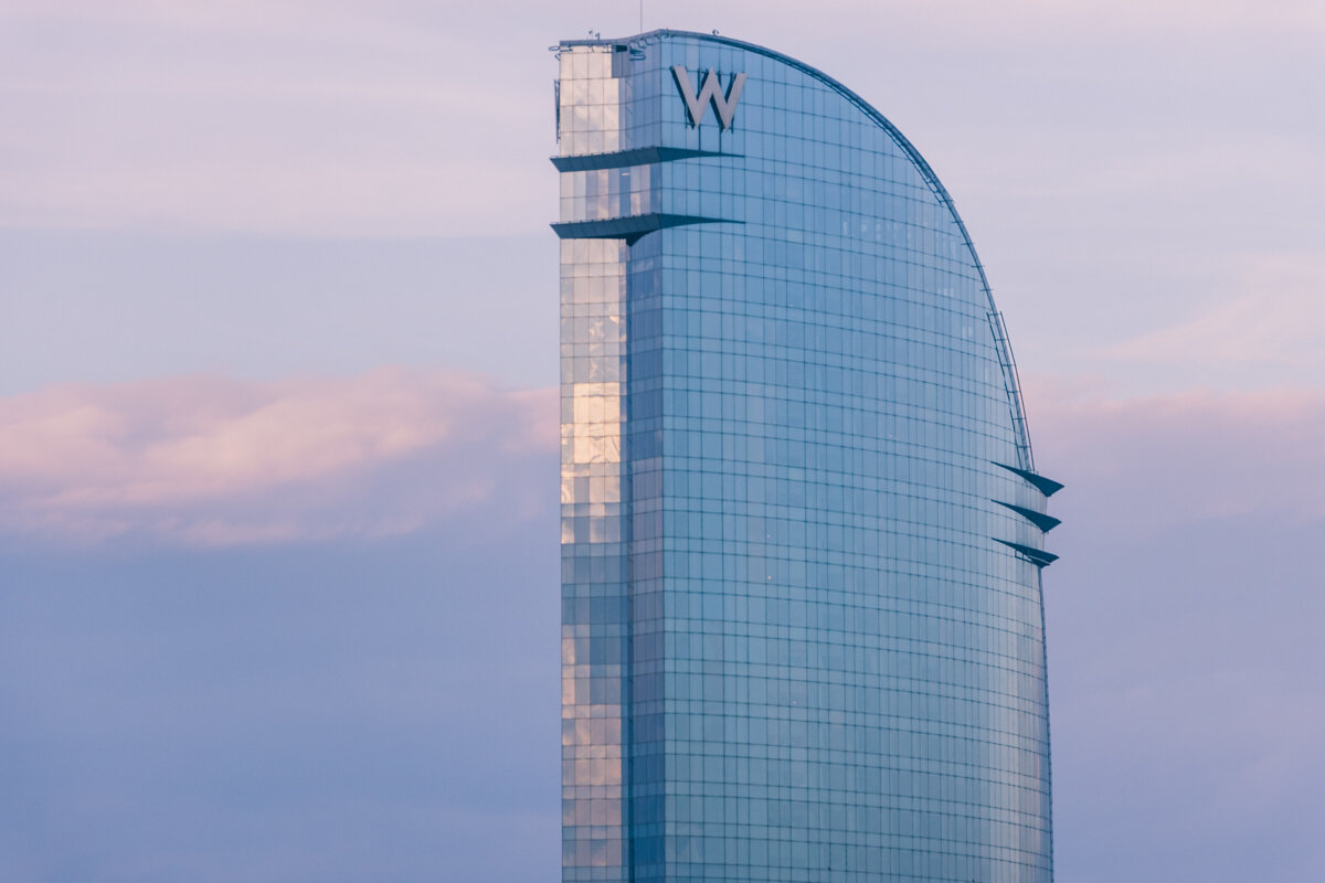 Hôtel W à Barcelone aux couleurs du coucher de soleil
