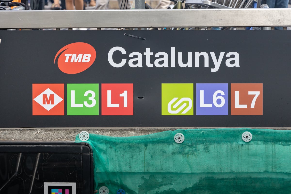 Indications du métro sur la place Catalunya