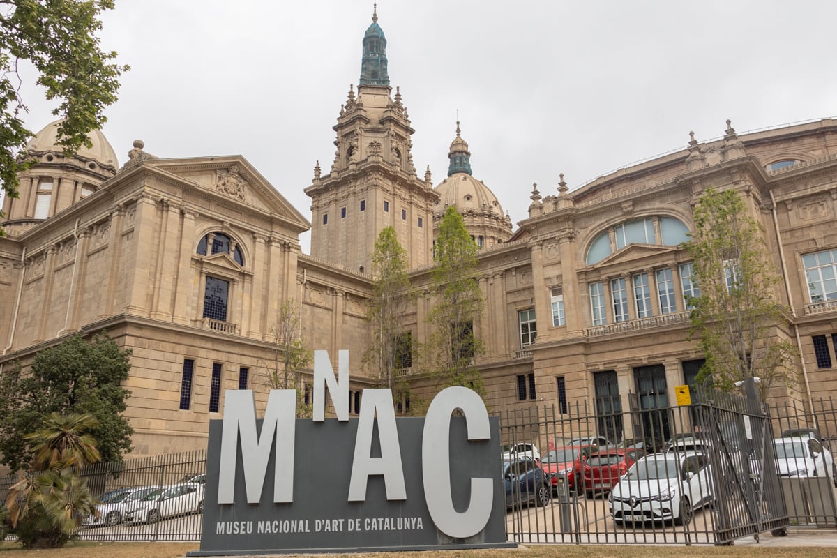 Panneau devant le Musée national d'Art de Catalogne