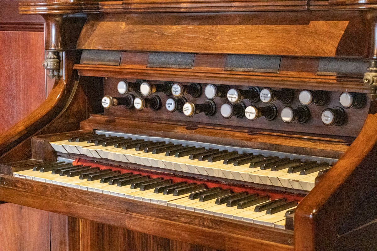 Piano du salon au Palau Guëll 