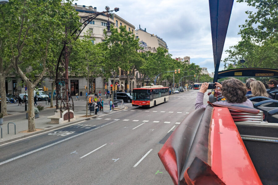 Traversée d'une avenue en bus touristique à Barcelone
