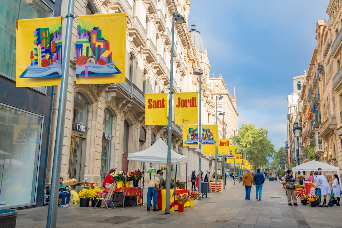 Célébration de la Sant Jordi dans les rues de Barcelone