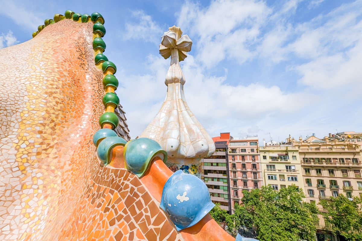 Cheminée et croix sur la terrasse de la Casa Batlló