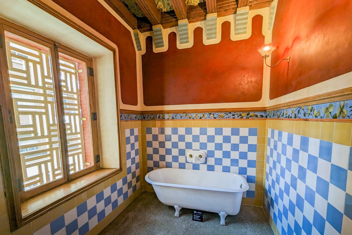 Salle d'eau de la Casa Vicens de Barcelone