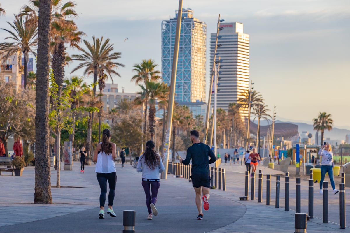 Sportifs sur la promenade de la Barceloneta