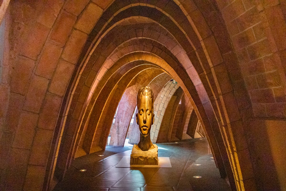 Statue dans le grenier de la Pedrera de Barcelone