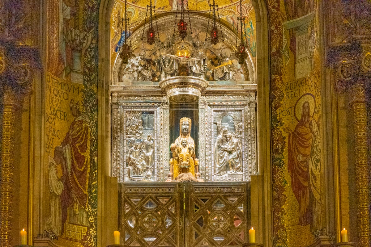 Statue de la Vierge noire dans l'abbaye de Montserrat