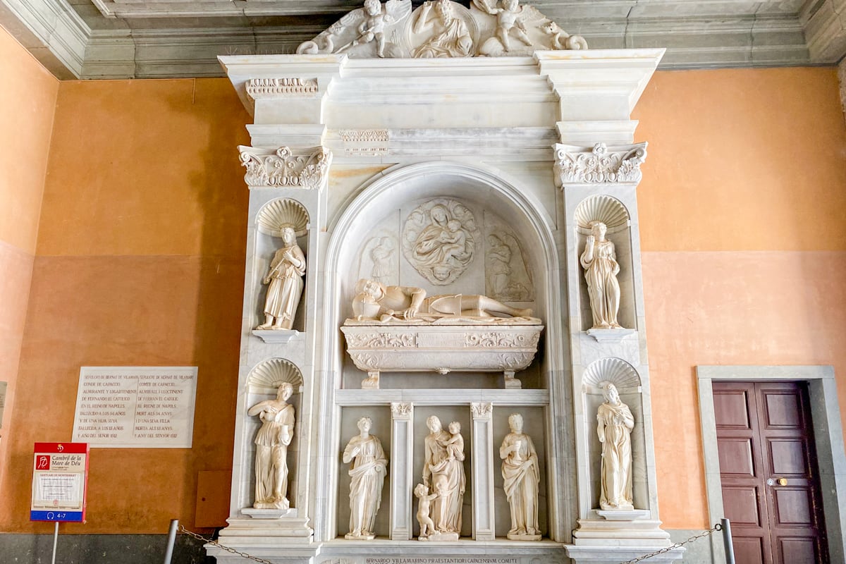 Statues dans le monastère de Montserrat