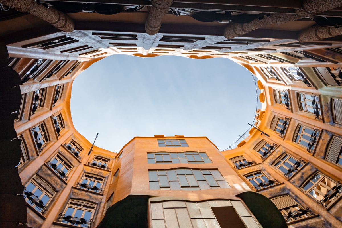 Vue en contre-plongée depuis la cour intérieure de la Pedrera