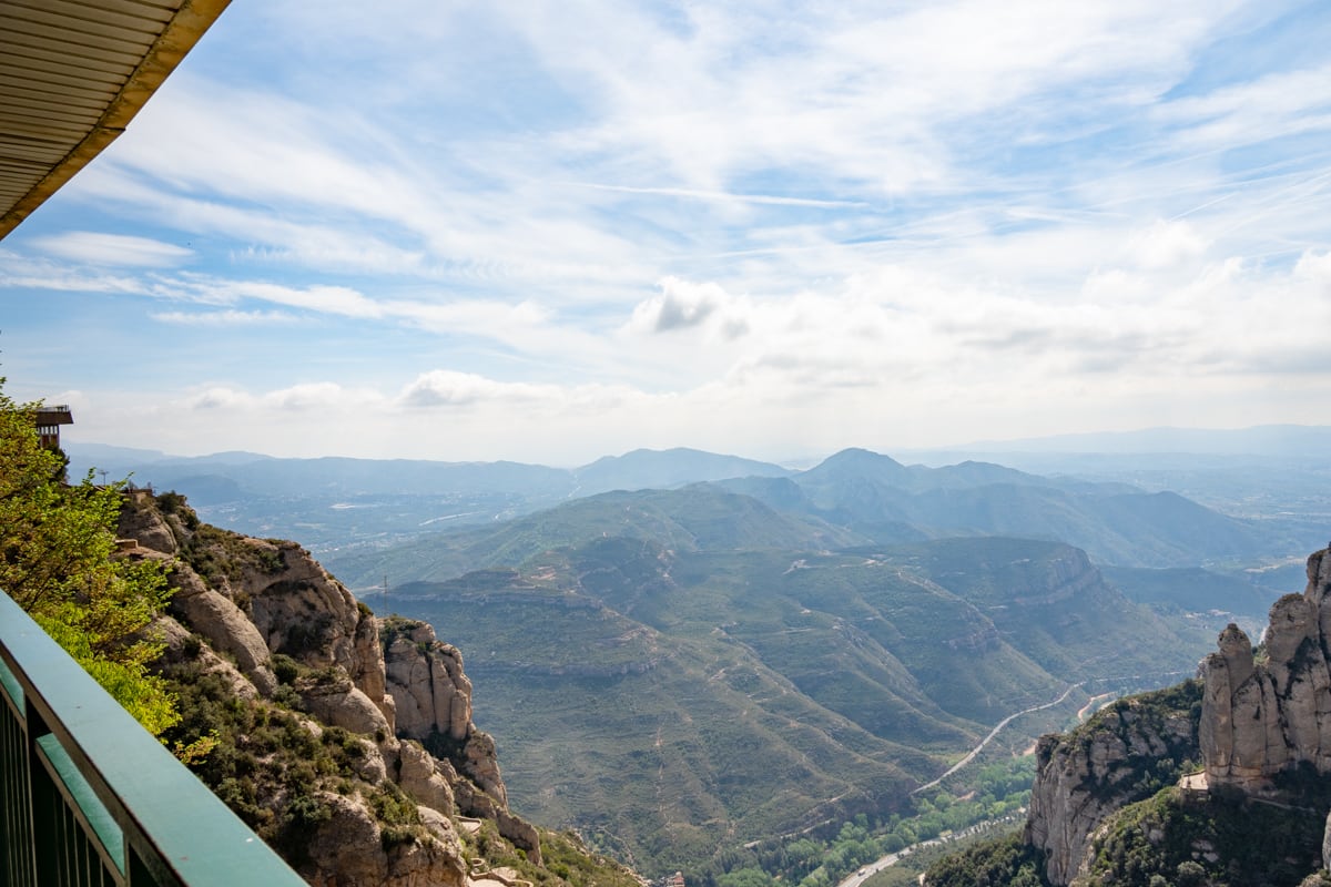 Vue des montagnes depuis la balustrade de Montserrat