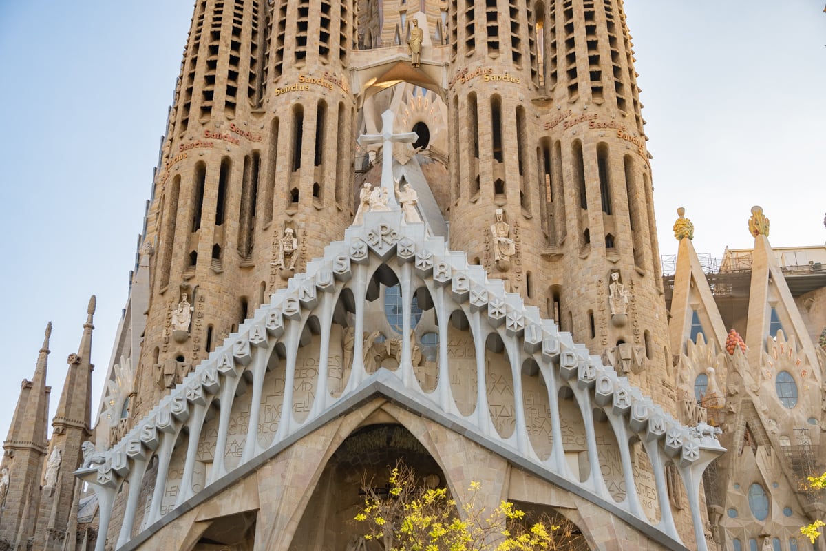 Détails de la façade de la Passion de la Sagrada Familia