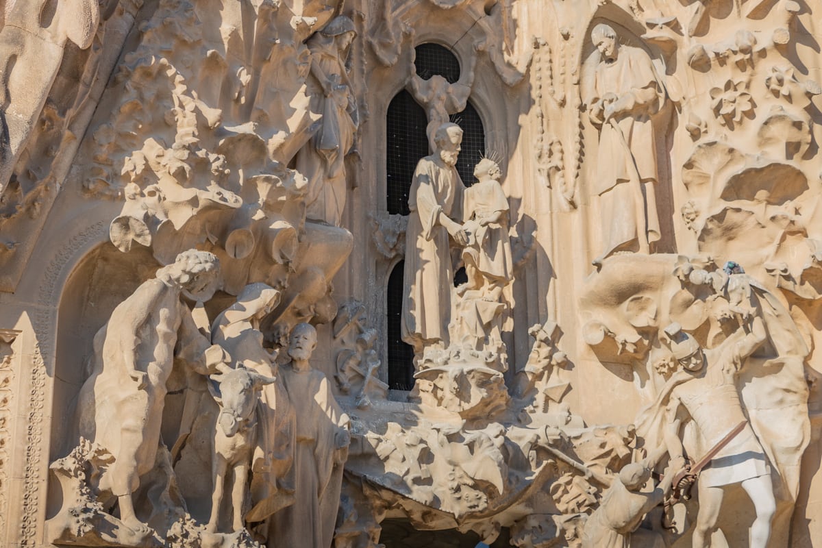 Détails des statues de la façade de la Sagrada Familia