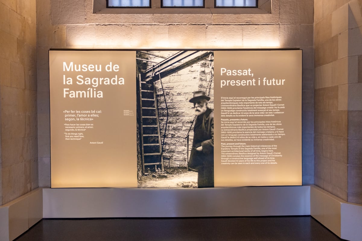 Panneau d'histoire dans le musée de la Sagrada Familia