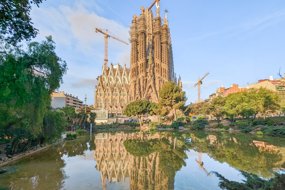 Sagrada Familia avec le lac à Barcelone