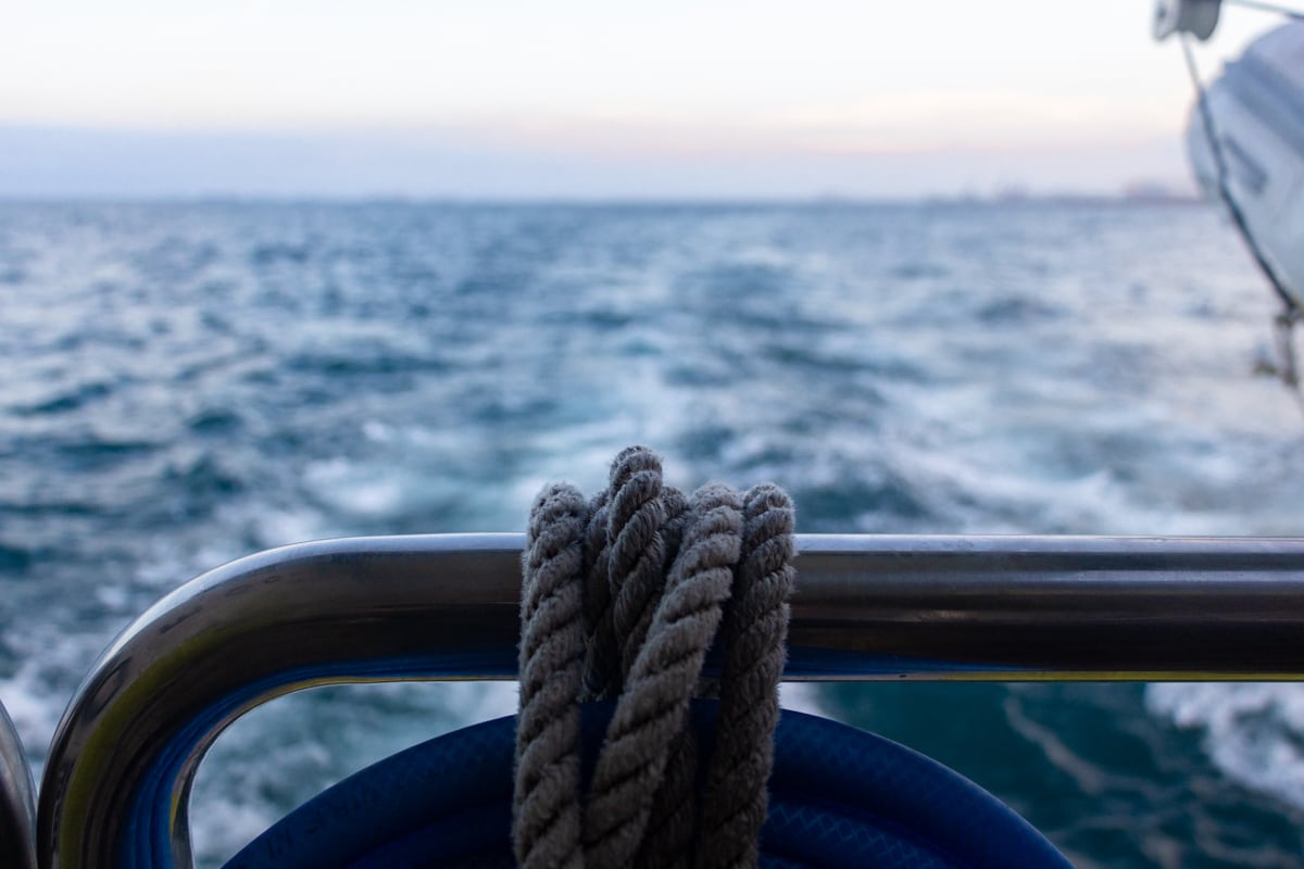 Vagues de poupe sur le catamaran de Barcelone