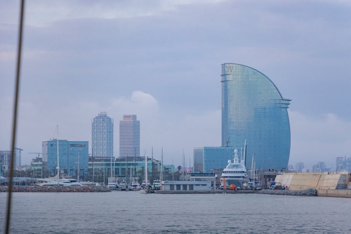Vue sur les tours depuis le catamaran de Barcelone
