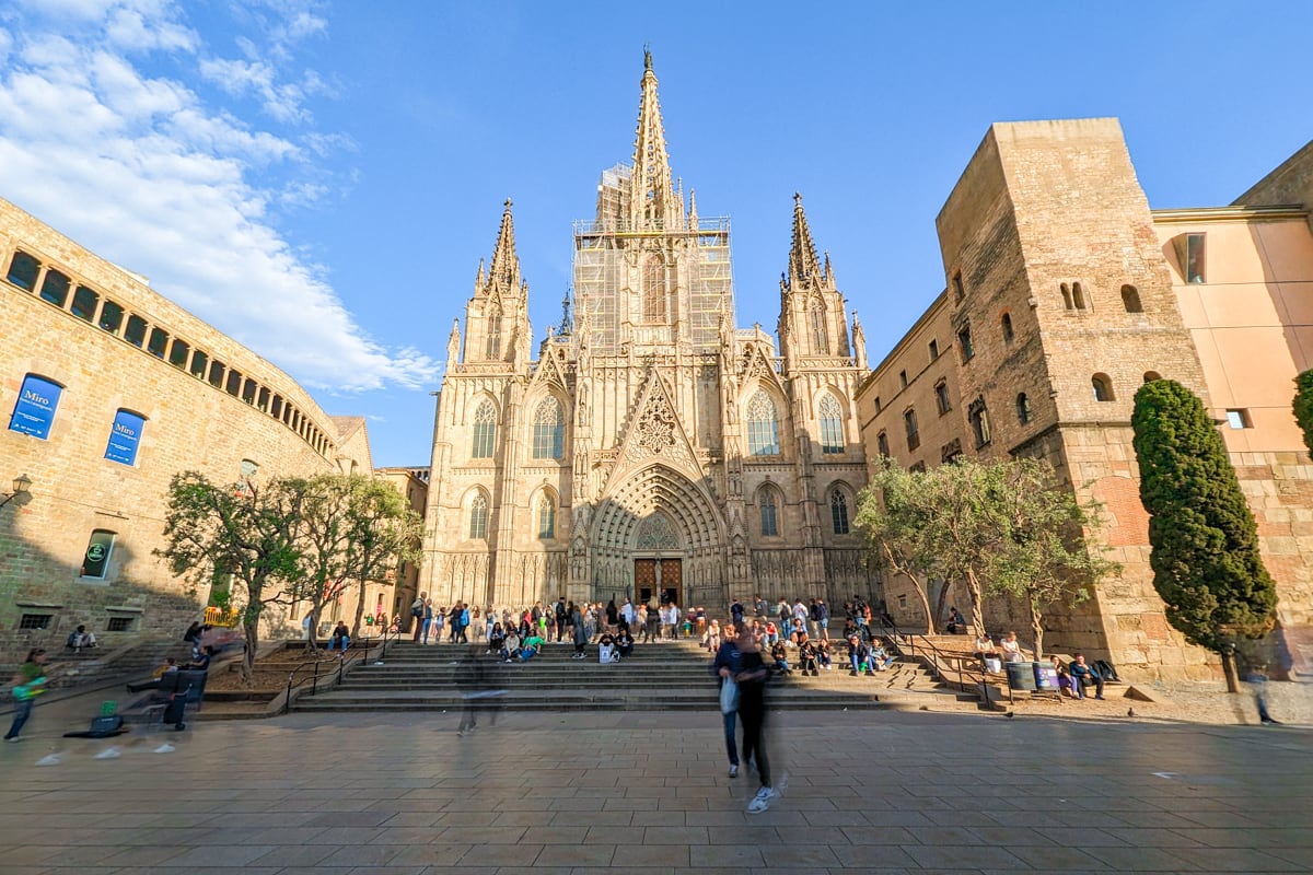 Place devant la cathédrale de Barcelone