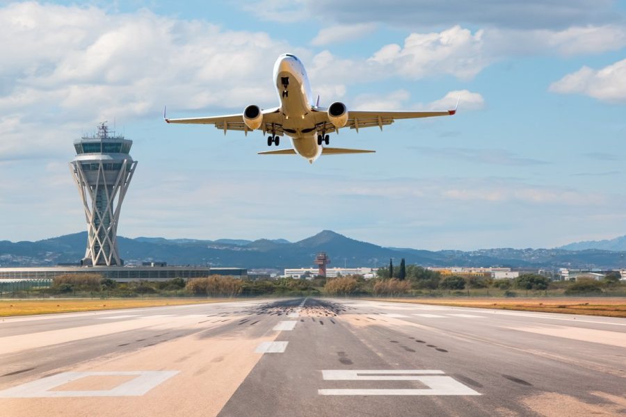 Décollage d'un avion sur une piste